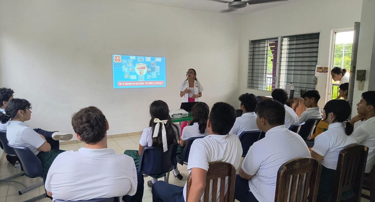 Platica informativa y educativa “No te enredes con las redes” con estudiantes de secundaria